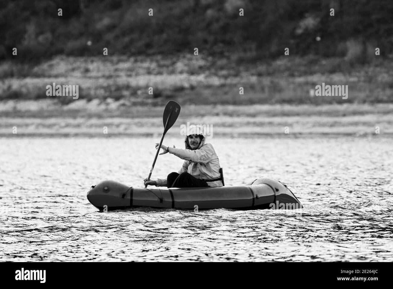 Packraft (ein-Person-Leichtfloß für Expedition oder Abenteuer-Rennen verwendet) auf einem See, Schlauchboot Fahrt auf einem Bergsee. Stockfoto
