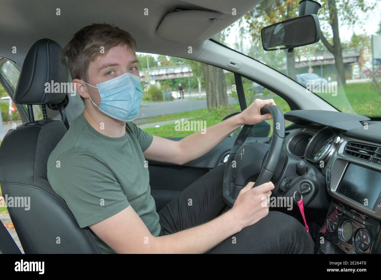 Symbolfoto, Corona, Maske, Auto Stockfoto