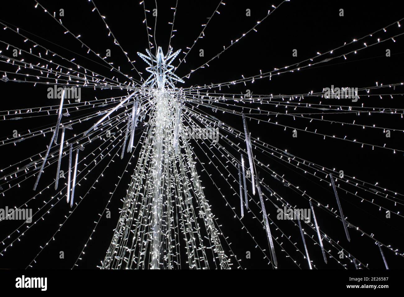 Magische Weihnachtsbeleuchtung. Weihnachtsdekoration auf dunklem Hintergrund. Stockfoto