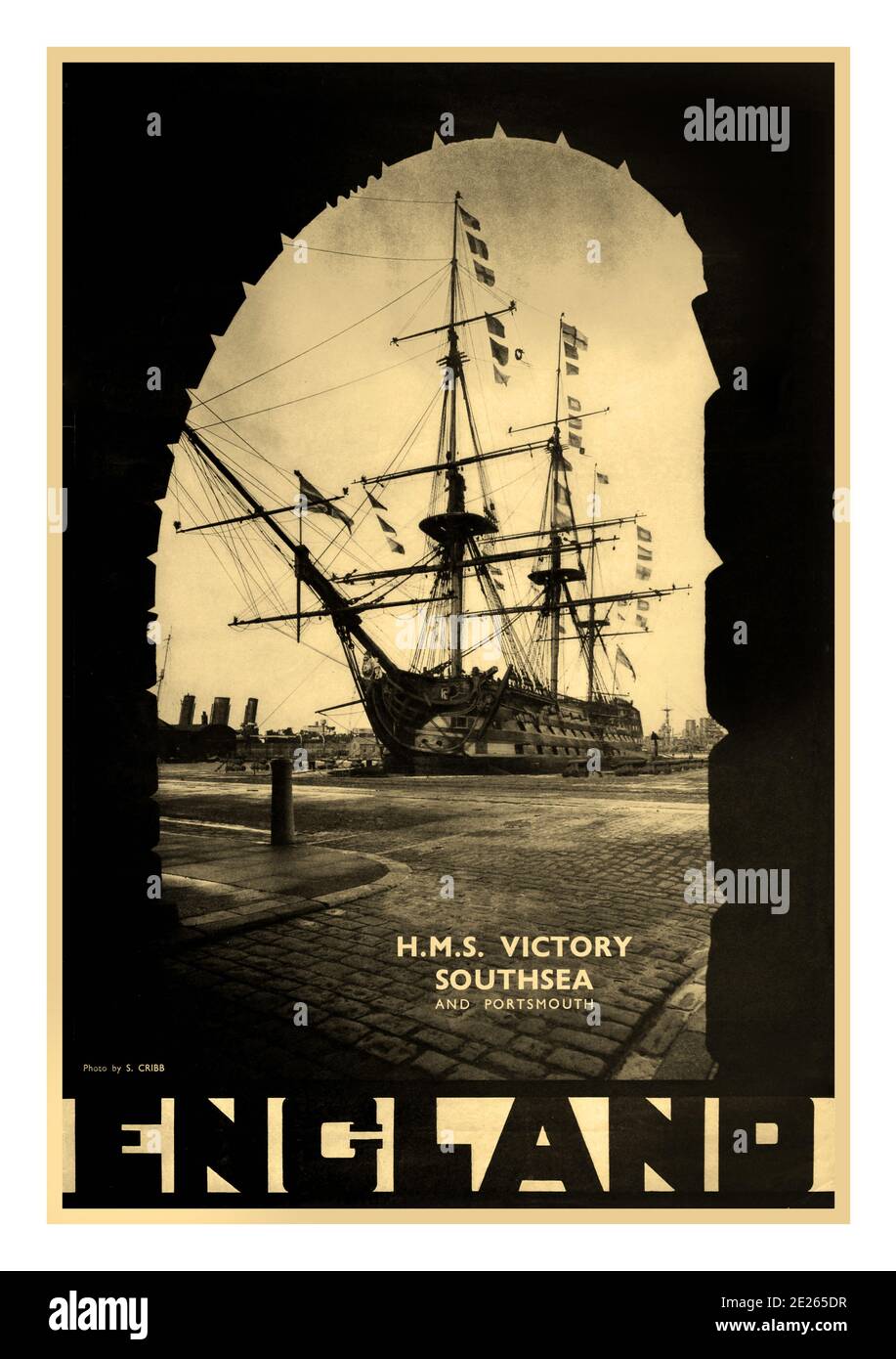 HMS VICTORY 1930er Jahre Vintage Reise Werbeplakat für HMS Victory - Southsea und Portsmouth - England - monotone Foto von S. Cribb zeigt die HMS Victory eingerahmt von einem Backsteinbogen mit einem schwarzen Rand und stilisierten Schriftzug. Großbritannien, Designer: S. Cribb, 1930er Jahre Stockfoto