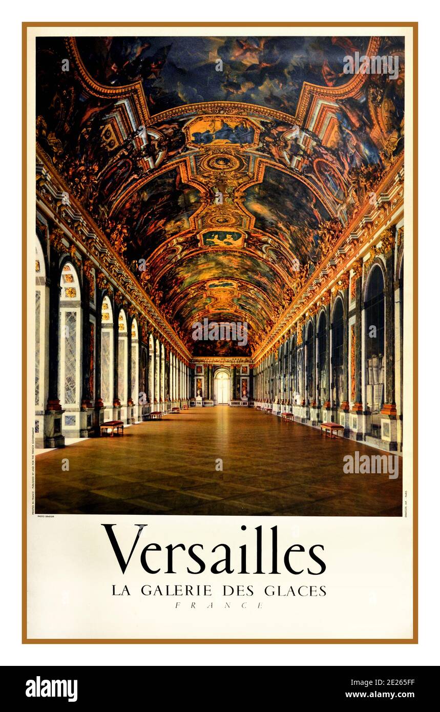 Versailles Vintage 1970er Jahre Reise-Werbeplakat mit dem Titel auf Französisch 'Versailles - La Galerie des Glaces' - 'Versailles - Hall of Mirrors'. Zeigt den berühmten Spiegelsaal im Schloss Versailles, mit Blick auf den Saal in einer perspektivisch symmetrischen Ansicht. Die Decke ist mit reich verzierten Gold und Gemälden dekoriert, mit Marmorbögen und Säulen an den Seiten der Halle. Herausgegeben vom Ministerium für Öffentliche Arbeiten, Verkehr und Tourismus, Generaldirektion für Tourismus von Frankreich. Gedruckt bei Draeger, Paris. Frankreich, 1970 Stockfoto