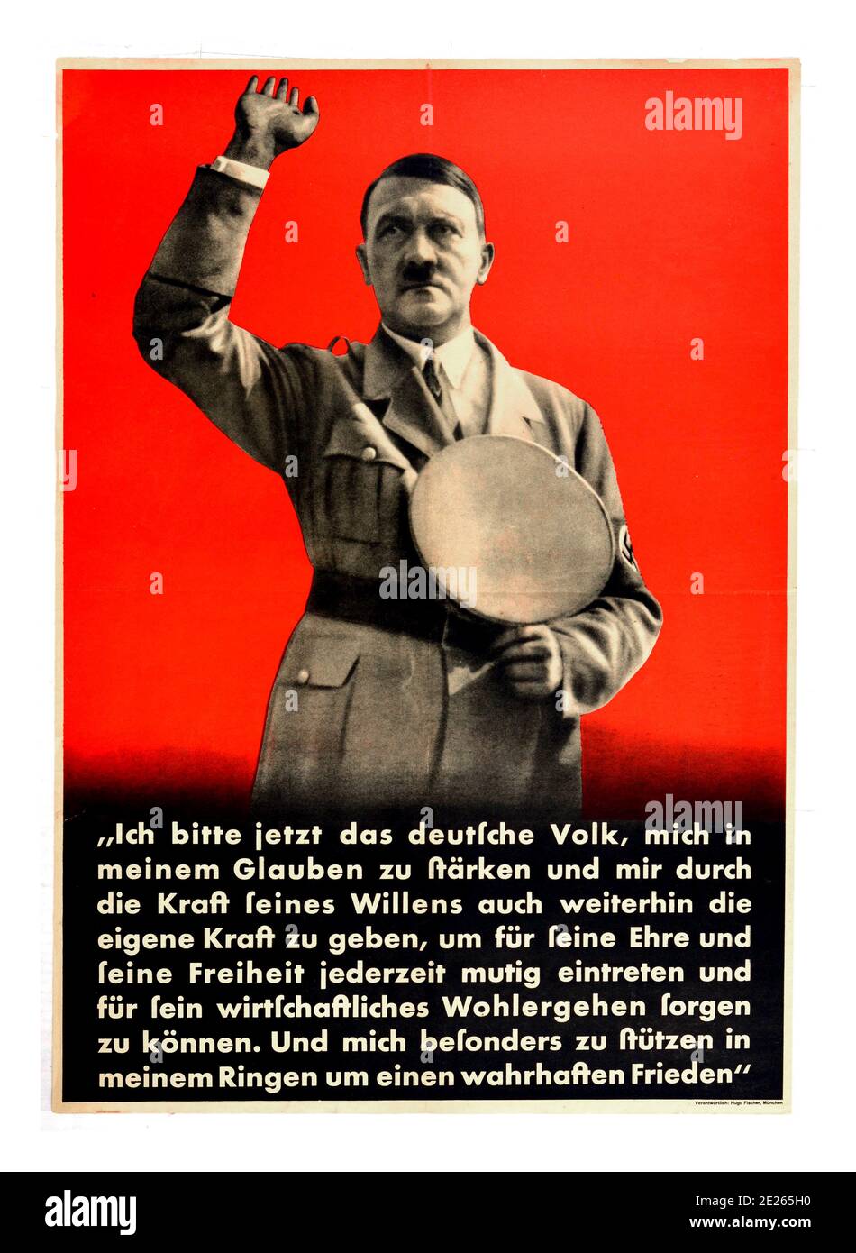 Adolf HITLERS 1930er Jahre altes Nazi-Propaganda-Wahlplakat mit einem schwarz-weißen Foto von Adolf Hitler, das einen Nazi-Gruß vor einem leuchtend roten Hintergrund gibt, mit Text unten in deutscher Lesung „ Ich bitte jetzt das deutsche Volk, mich in meinem Glauben zu “... etc... - Ich bitte nun das deutsche Volk, mich in meinem Glauben zu stärken .... Gedruckt in München, Deutschland, 1930er Jahre Stockfoto