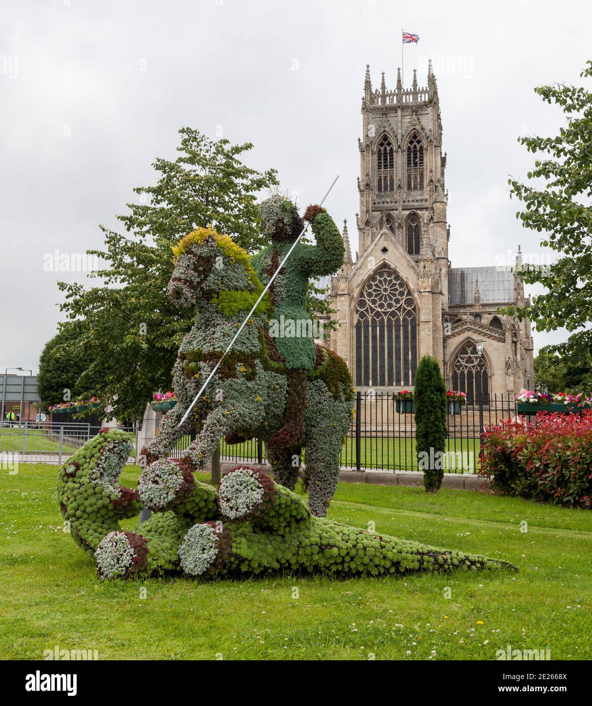 St. George und der Drache, eine florale Skulptur außerhalb des Doncaster Minster in South Yorkshire Stockfoto