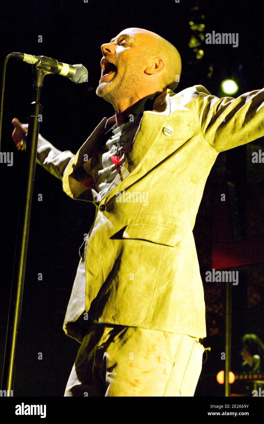 REM im Konzert an der Brixton Academy in London, UK. Juni 2003 Stockfoto