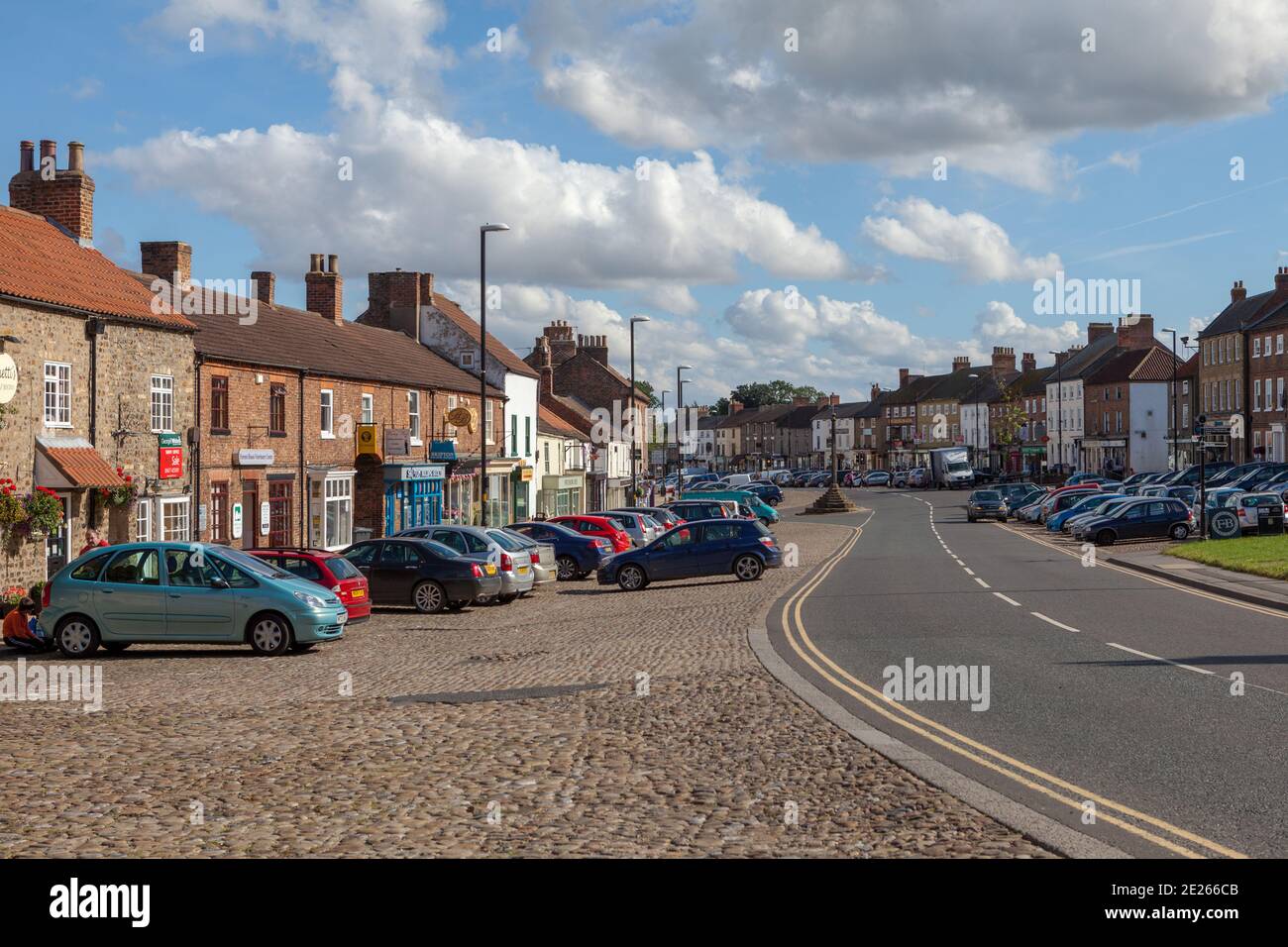 Blick auf den Marktplatz, das Zentrum der Nord Yorkshire Marktstadt Bedale Stockfoto