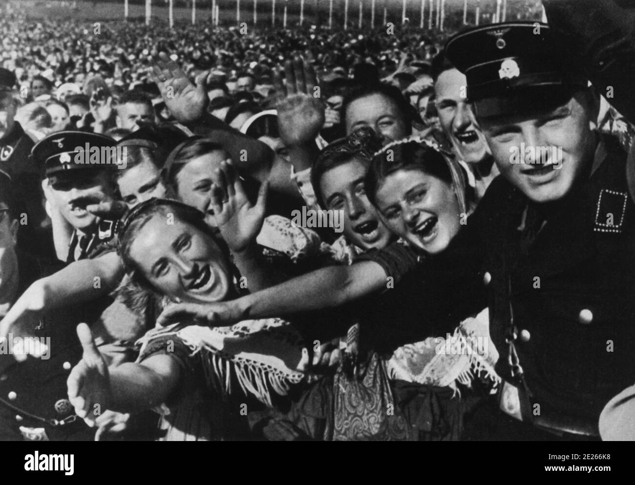 Deutsche Bauern grüßen ihren Führer Adolf Hitler. Bürkeberg 1935 Stockfoto