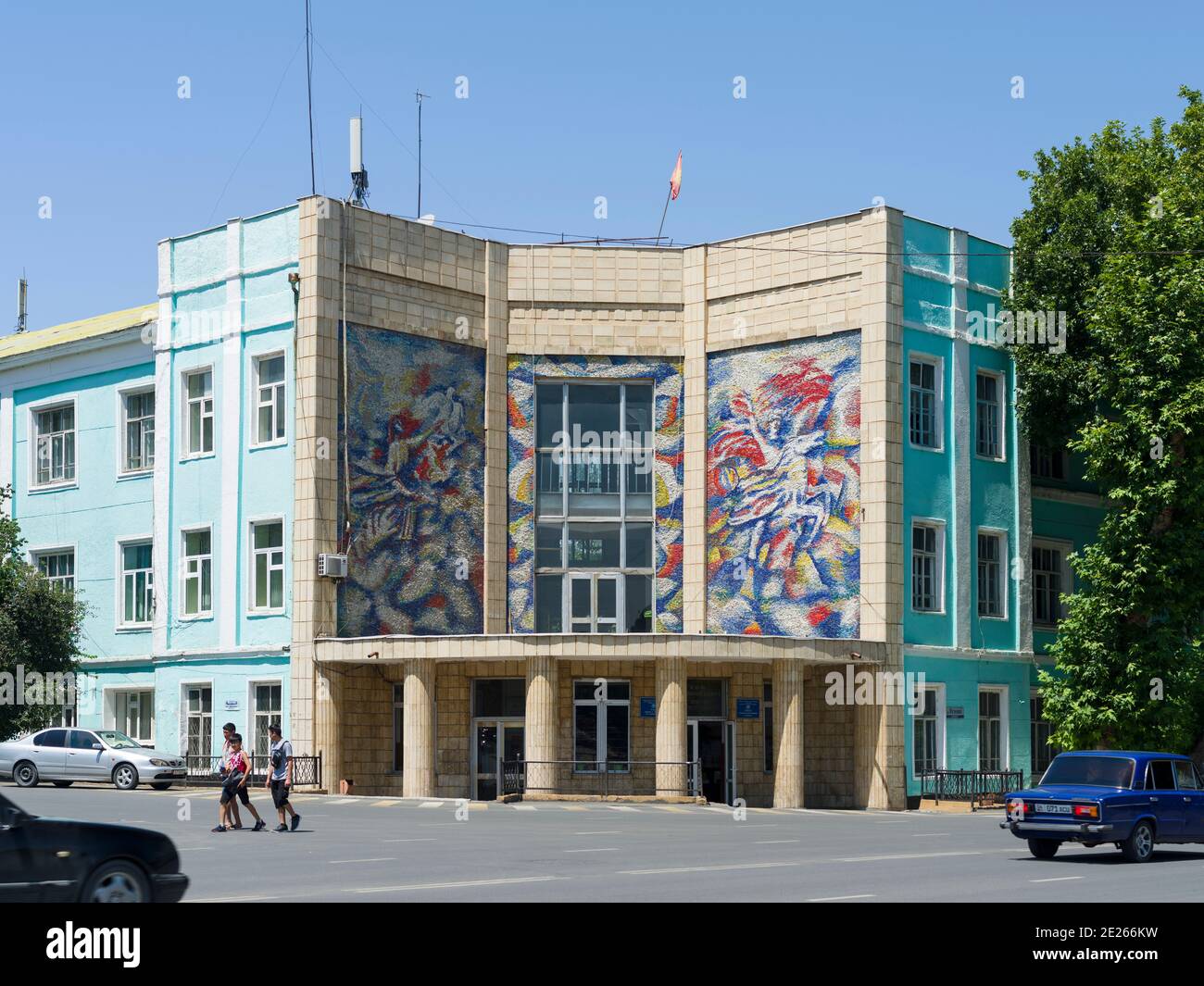 Wandmalereien im klassischen sowjetischen Stil an der Lenin Avenue. Stadt Osch im Fergana-Tal nahe der Grenze zu Usbekistan. Asien, Zentralasien, Kirgisistan Stockfoto