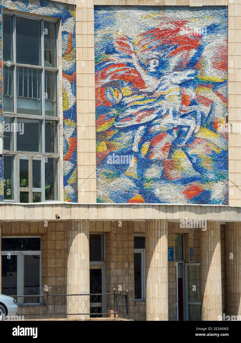 Wandmalereien im klassischen sowjetischen Stil an der Lenin Avenue. Stadt Osch im Fergana-Tal nahe der Grenze zu Usbekistan. Asien, Zentralasien, Kirgisistan Stockfoto