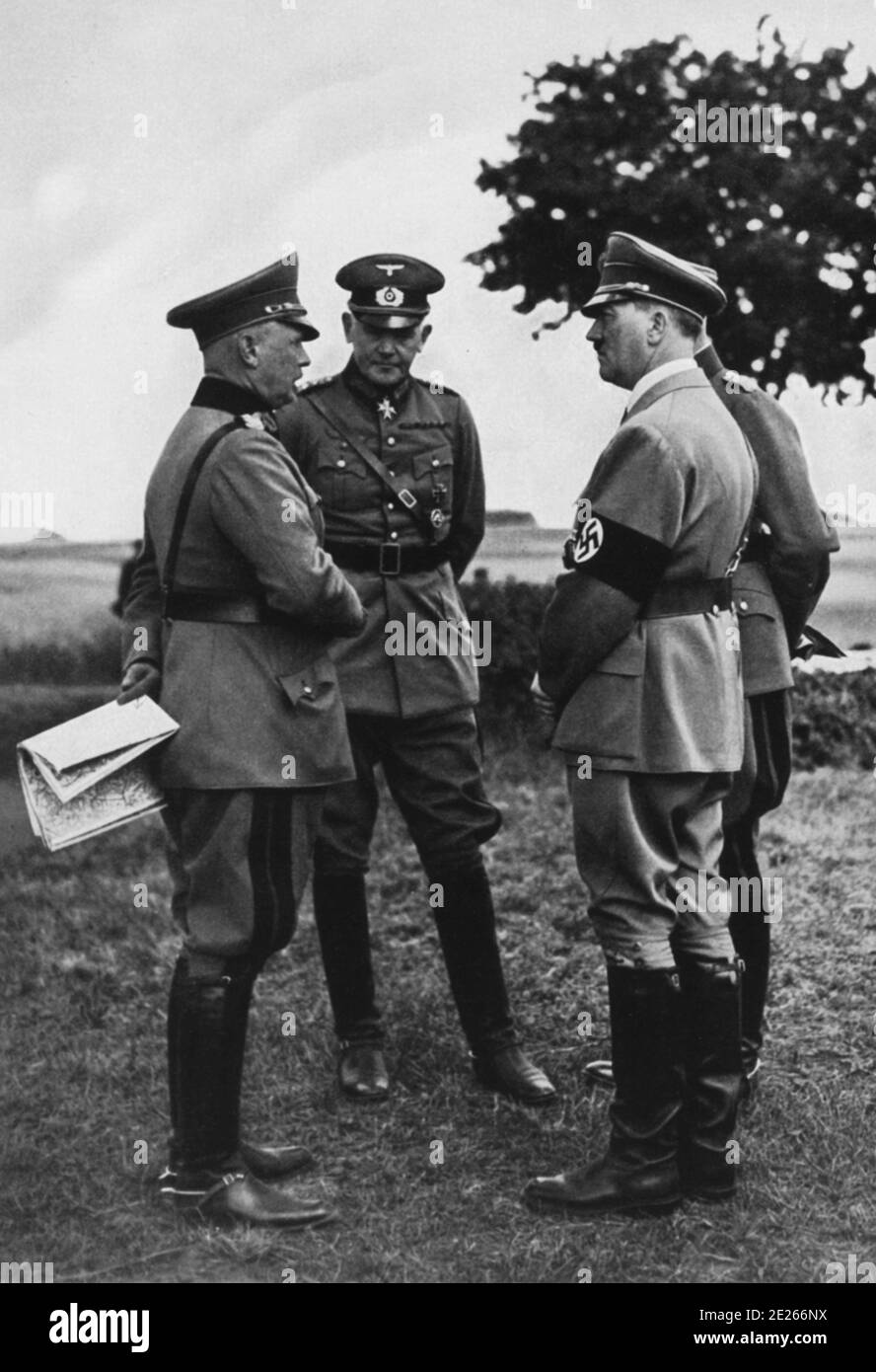 Hitler, von Fritsch und von Blomberg 1935 während der Manöver auf dem Militärlehrgang Münsterlager Stockfoto