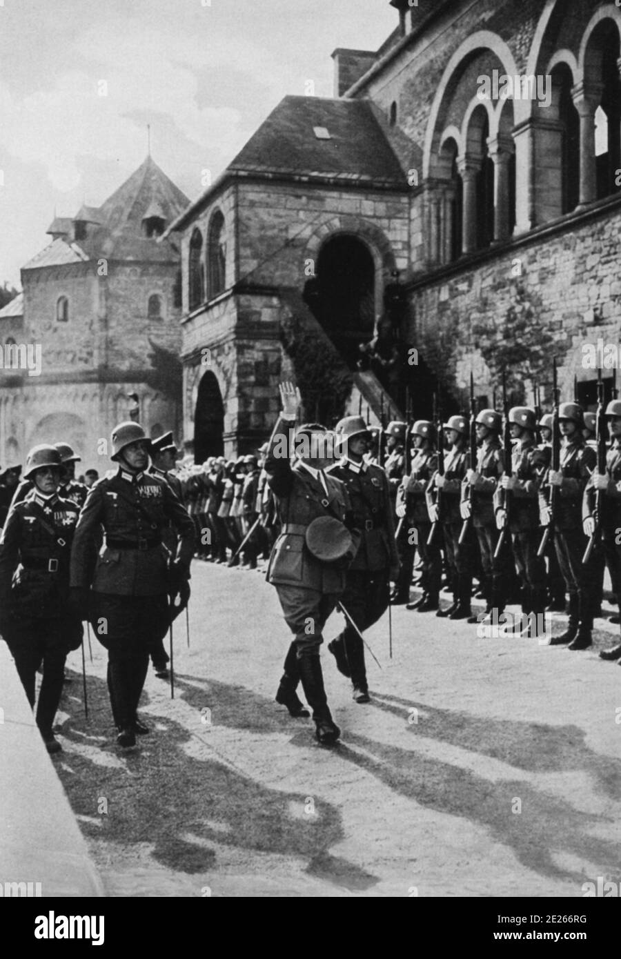 Hitler sah beim Erntefest vor der Goslar Kaiserpfalz vorbeigehen. Stockfoto