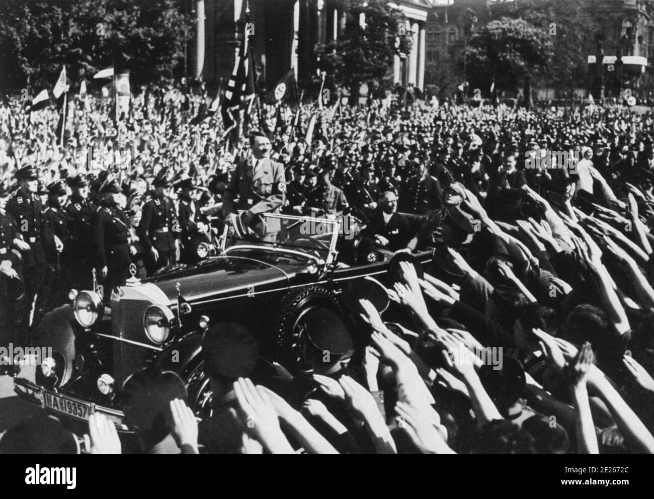 1. Mai 1934 Hitler sah, wie er den Berliner Lustgarten nach einer Rede vor der Hitlerjugend zum Nationalen Arbeitertag verließ Stockfoto