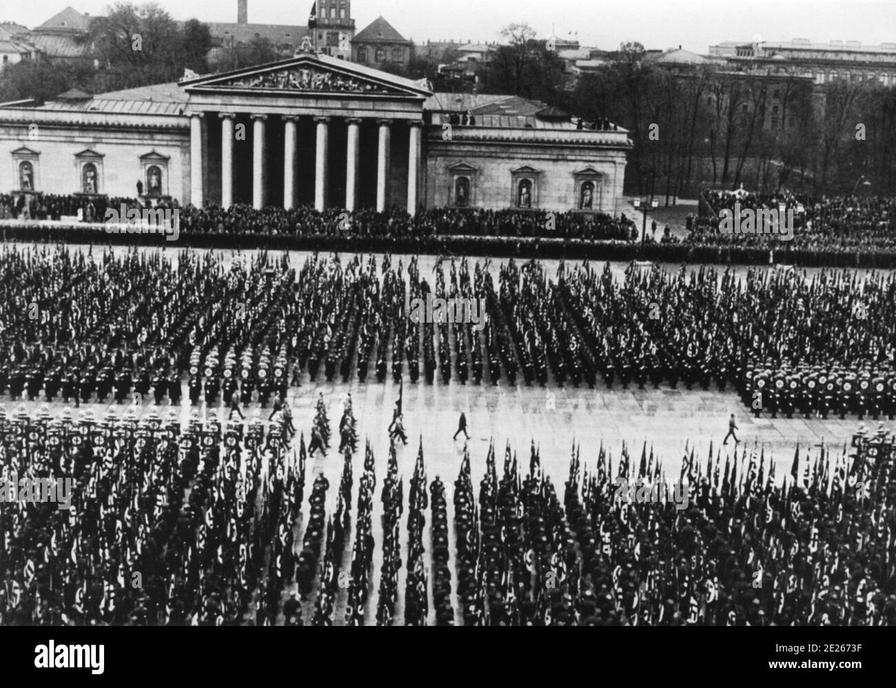 Die Toten der Bewegung vom 9. November 1923 werden in die beiden Ehrentempel auf dem Royal Plaz verlegt. 9. November 1935 in München Stockfoto