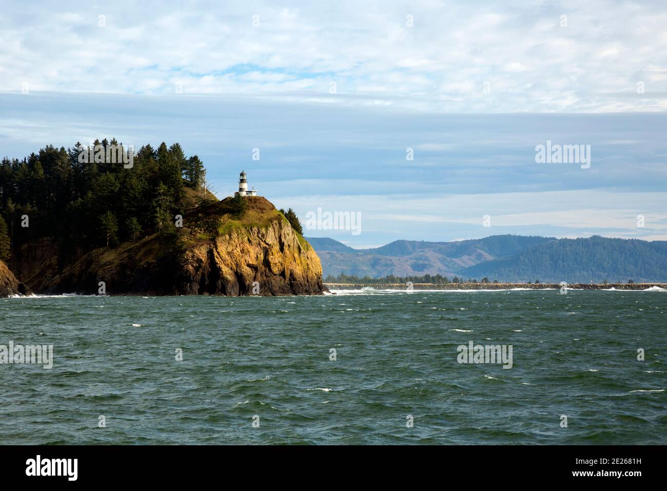 WA19082-00...WASHINGTON - Cape Disappointment Lighthouse mit Blick auf den Columbia River im Cape Disappointment State Park. Stockfoto