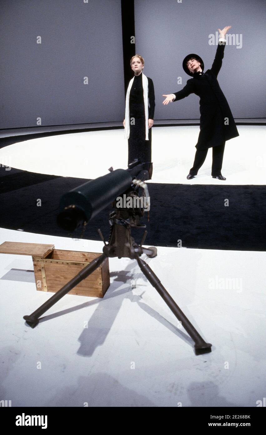 l-r: Maria Friedman (Clara Haber), Sara Kestelman (Fritz Haber) in QUADRATISCHEN RUNDEN von Tony Harrison am Olivier Theater, National Theatre (NT), London SE1 01/10/1992 Musik: Dominic Muldowney Gestaltung: Jocelyn Herbert Kostümtransformationen: Arturo Brachetti Beleuchtung: Mick Hughes Zauberberater: Ali Bongo Choreograph: Lawrence Evans Regie: Tony Harrison Stockfoto