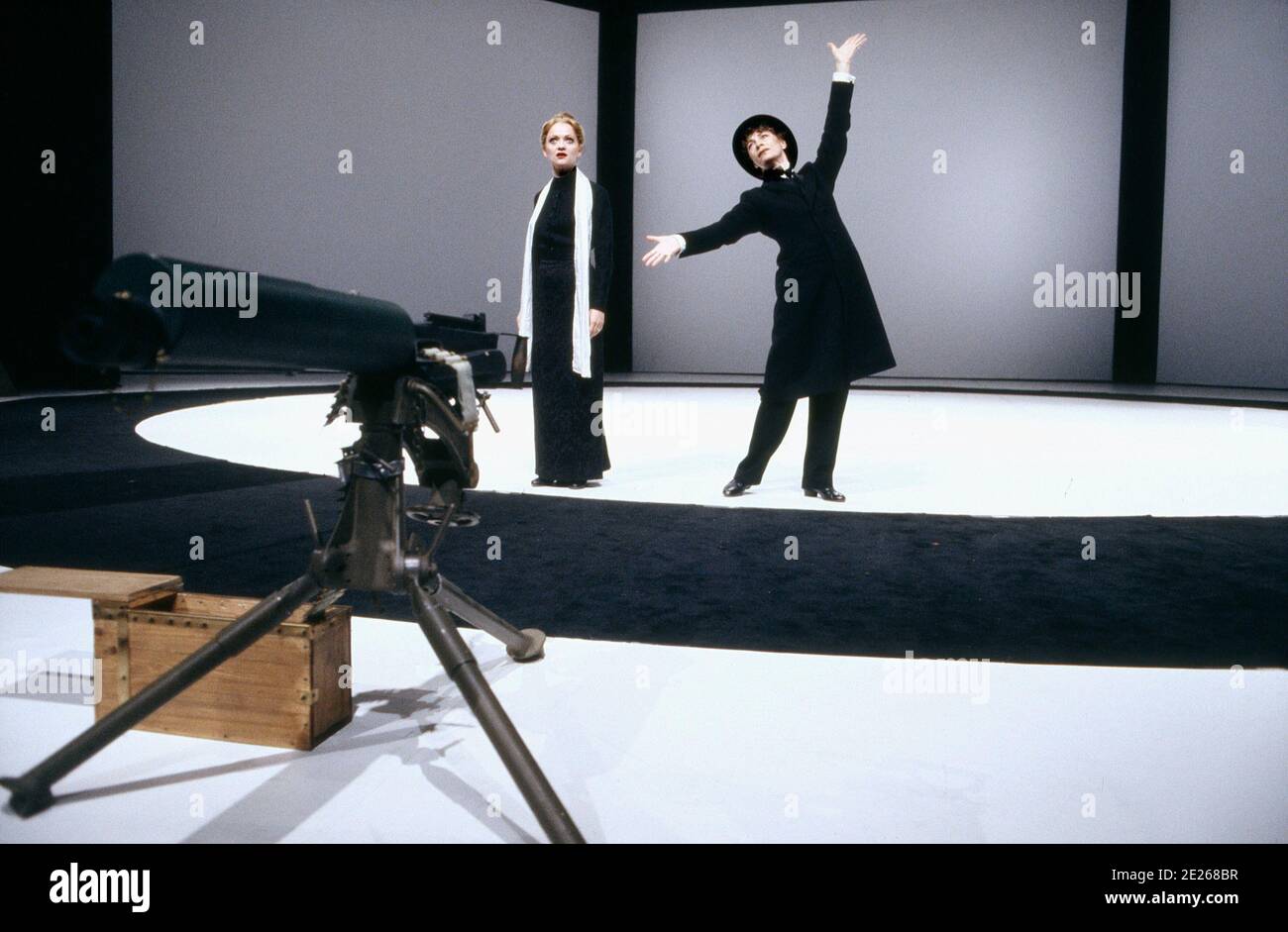 l-r: Maria Friedman (Clara Haber), Sara Kestelman (Fritz Haber) in QUADRATISCHEN RUNDEN von Tony Harrison am Olivier Theater, National Theatre (NT), London SE1 01/10/1992 Musik: Dominic Muldowney Gestaltung: Jocelyn Herbert Kostümtransformationen: Arturo Brachetti Beleuchtung: Mick Hughes Zauberberater: Ali Bongo Choreograph: Lawrence Evans Regie: Tony Harrison Stockfoto