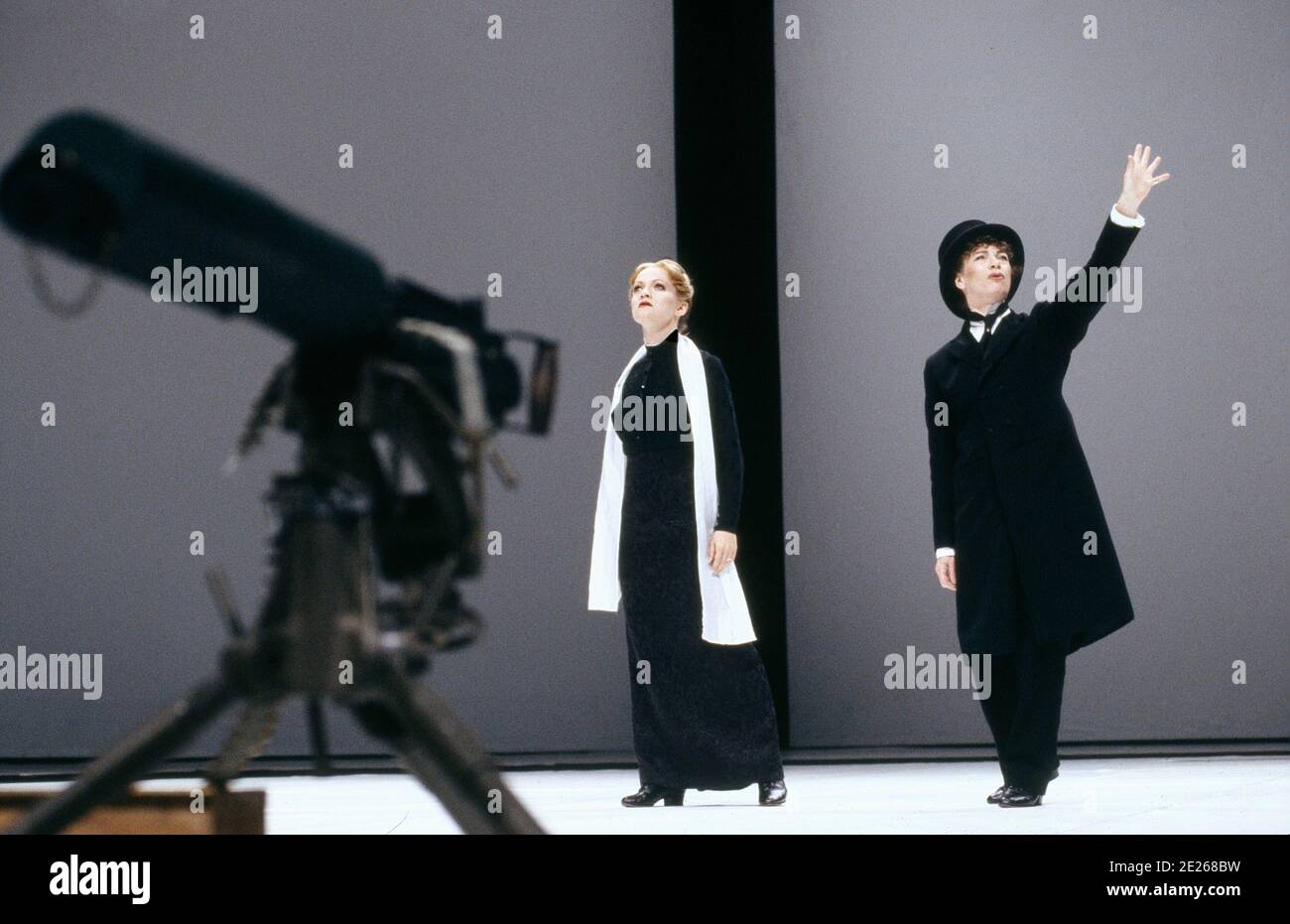 l-r: Maria Friedman (Clara Haber), Sara Kestelman (Fritz Haber) in QUADRATISCHEN RUNDEN von Tony Harrison am Olivier Theater, National Theatre (NT), London SE1 01/10/1992 Musik: Dominic Muldowney Gestaltung: Jocelyn Herbert Kostümtransformationen: Arturo Brachetti Beleuchtung: Mick Hughes Zauberberater: Ali Bongo Choreograph: Lawrence Evans Regie: Tony Harrison Stockfoto