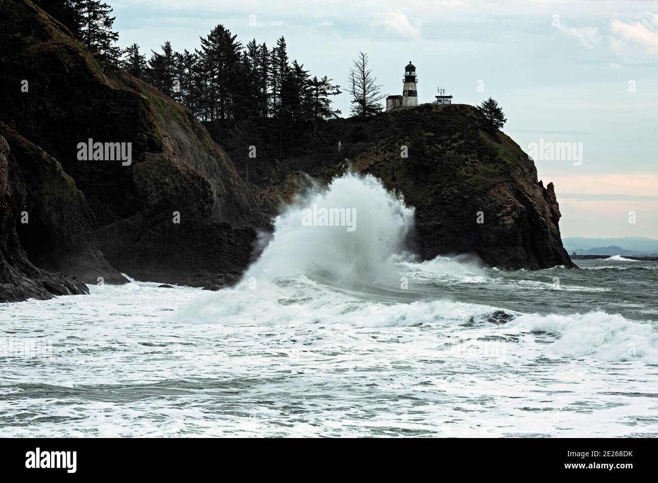 WA19099-00...WASHINGTON - Wellen schlagen in Klippen am Columbia River Abfluss unter Cape Disappointment Lighthouse in Cape Disappointment State P Stockfoto