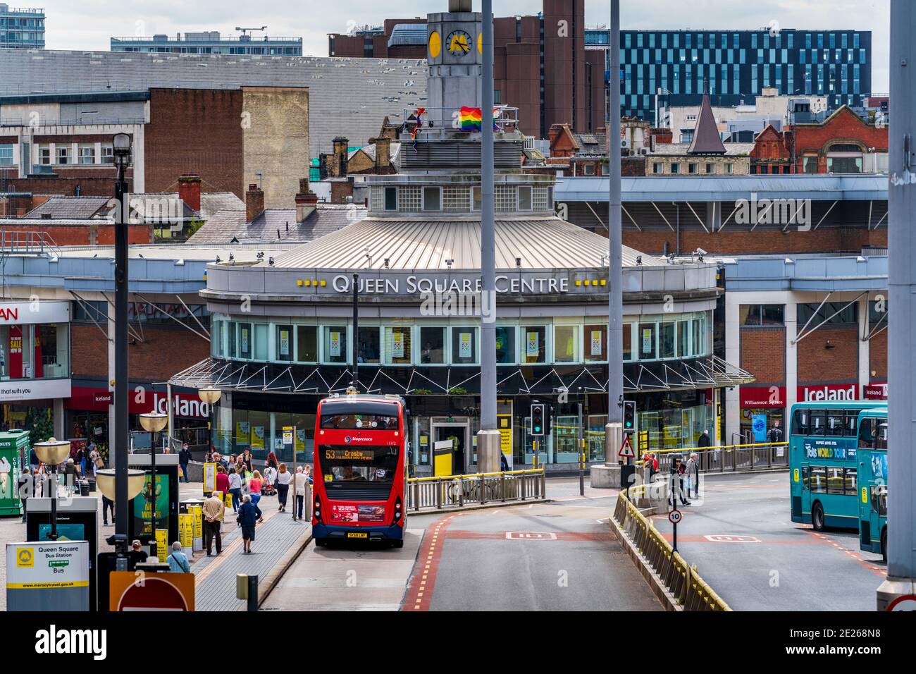 Queen Square Centre Liverpool. Busbahnhof Liverpool Queen Square oder Merseytravel Queen Square Travel Centre. Queen Square Reise- Und Unterhaltungszentrum. Stockfoto