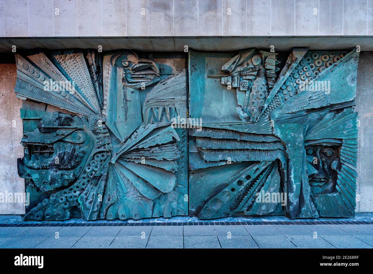 Haupteingangstüren zur Liverpool Metropolitan Cathedral mit Szenen aus dem Alten Testament im Relief. Türentwurf des Bildhauers William Mitchell (1925-2020). Stockfoto