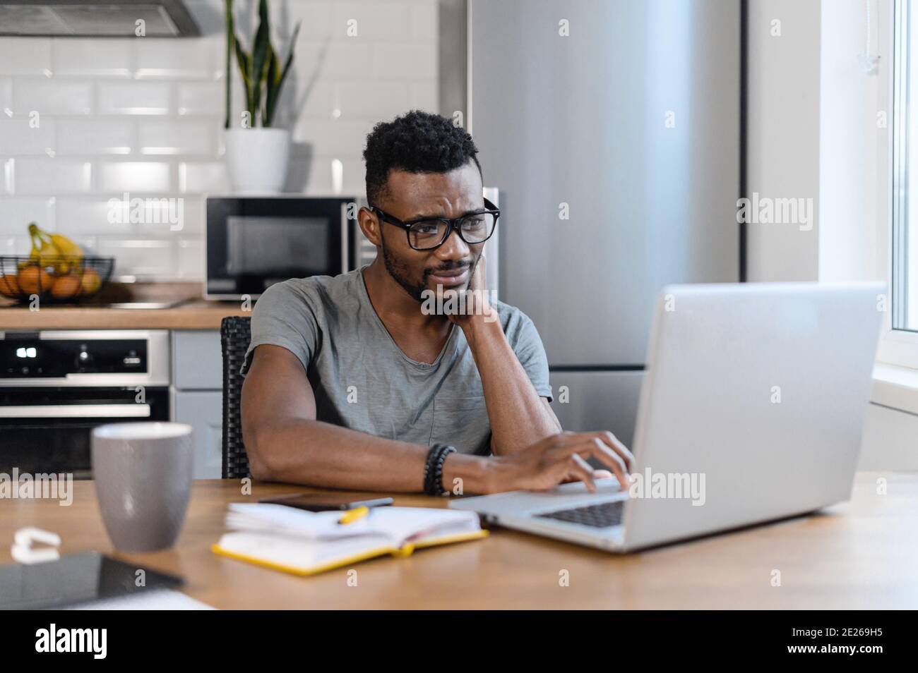 Mann, Unternehmen, Mitarbeiter, Remote-Arbeit Stockfoto