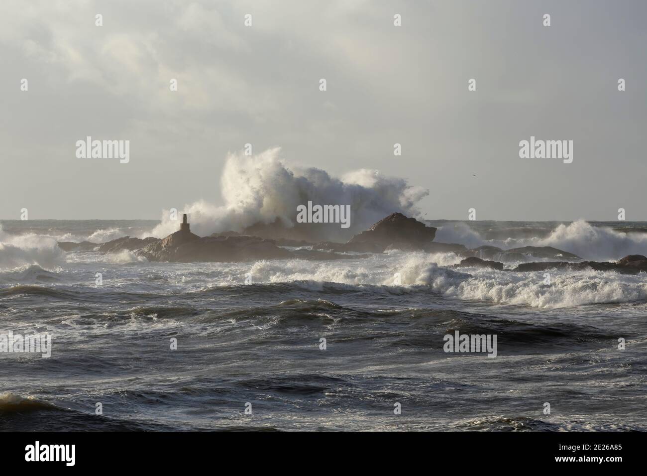 Sturm an der Küste seig große Welle brechen über Felsen Und Klippen sehen Spritzer und Spray Stockfoto