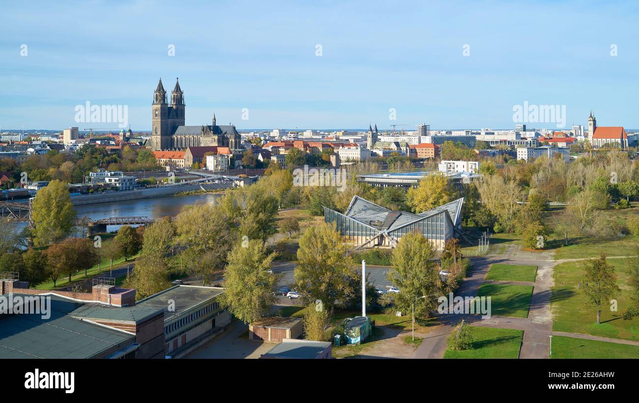 Blick über den Stadtpark Rotehorn auf den Magdeburger Dom, das Wahrzeichen der Stadt am Elbradweg Stockfoto