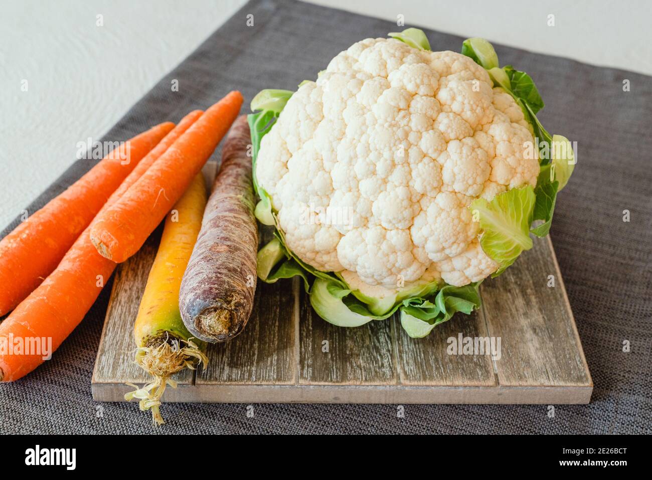 Frischer roher Bio-Blumenkohl und Karotten aus nächster Nähe in der Küche Tabelle Stockfoto
