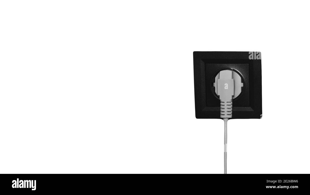 Steckdose mit isoliertem Kabel auf weißem Hintergrund, Stecker in die Steckdose gesteckt Stockfoto