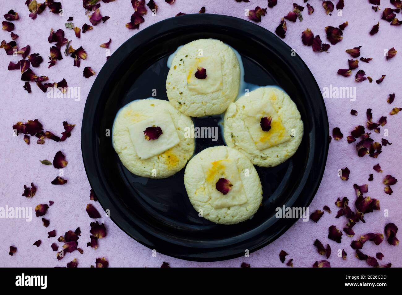 Rasmalai ein indisches Dessert, pakistanischen süßen Artikel aus Milch, Panner Typ sehr weich und lecker gekrönt mit Safran, Blatt von dicken Malai und rosa Rose Stockfoto