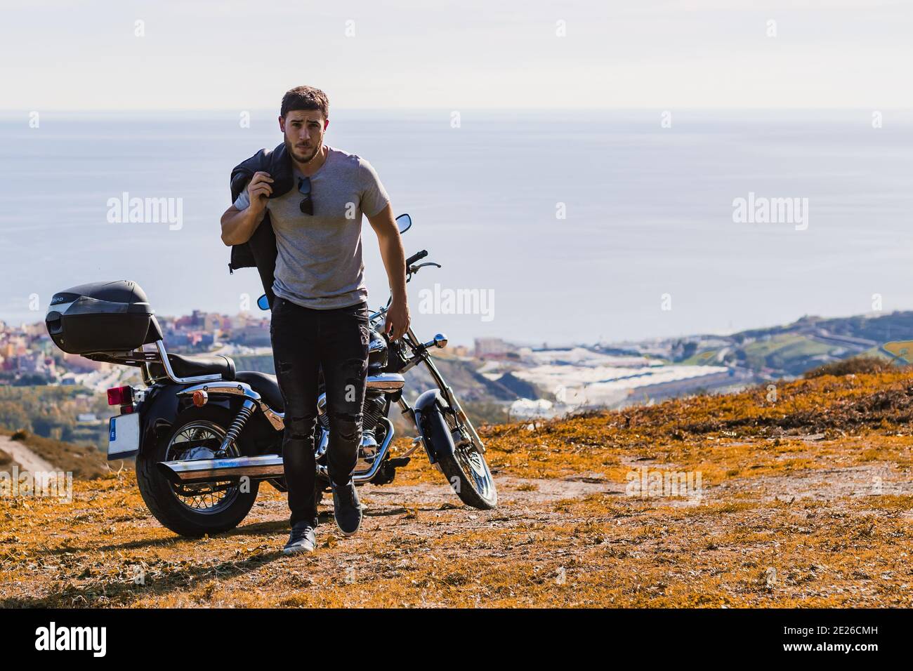 Biker in Lederjacke weg vom Motorrad Stockfoto