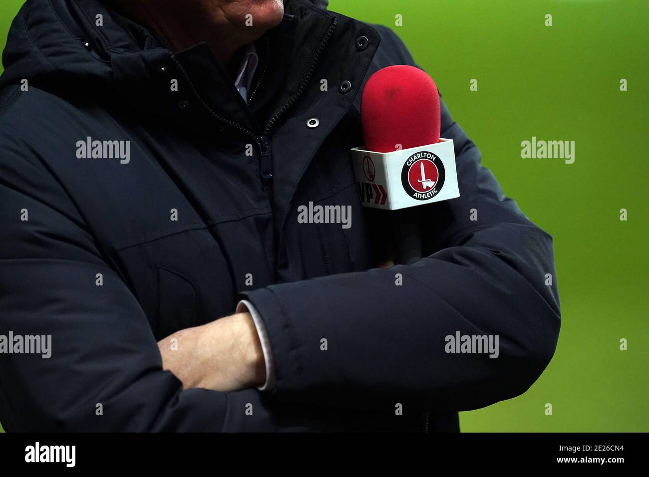 Nahaufnahme des ehemaligen Charlton Athletic Spielers und Managers Alan Curbishley im Gespräch mit Charlton VP vor dem Sky Bet League One Spiel im Valley, London. Stockfoto