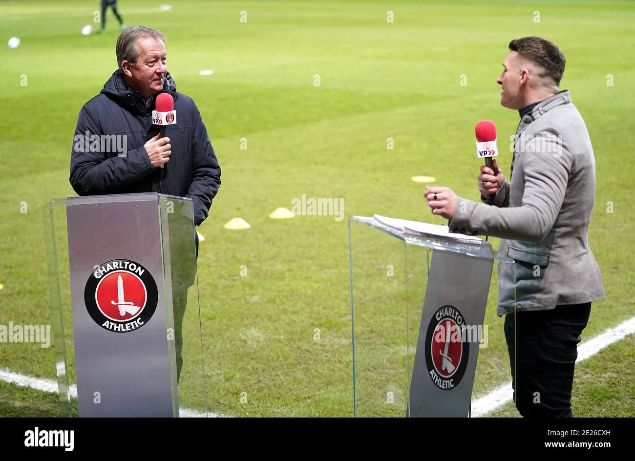 Der ehemalige Charlton Athletic Spieler und Manager Alan Curbishley (links) sprach mit Mark McAdam für Charlton VP vor dem Sky Bet League One Match im Valley, London. Stockfoto
