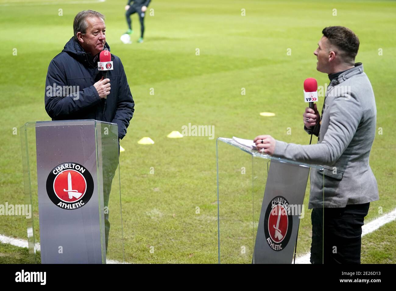 Der ehemalige Charlton Athletic Spieler und Manager Alan Curbishley (links) sprach mit Mark McAdam für Charlton VP vor dem Sky Bet League One Match im Valley, London. Stockfoto