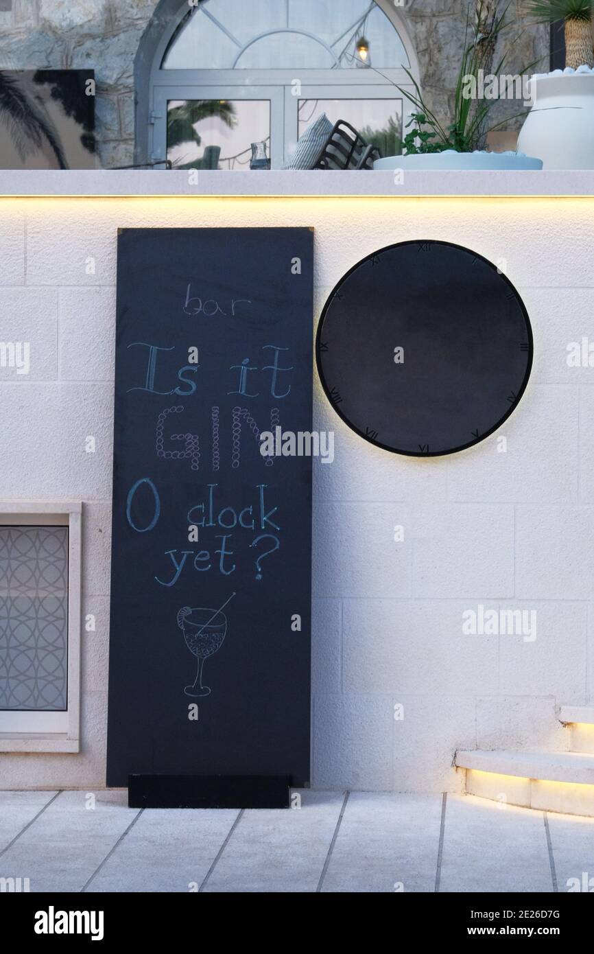 Schwarzes Brett Menü schwarze Farbe mit einer Aufschrift - Gin. Die Tafel steht in der Nähe des Restaurants in einer europäischen Stadt. Stockfoto