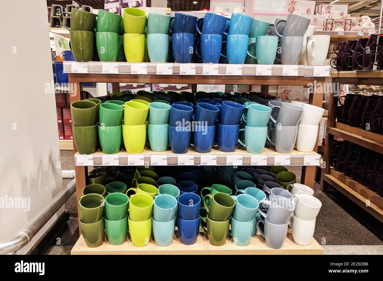 Сups werden im Laden verkauft. Reihen von verschiedenen mehrfarbigen Tassen für zu Hause auf Regalen in einem Supermarkt. Stockfoto Сups werden im Laden verkauft. Reihen von verschiedenen mehrfarbigen Tassen für zu Hause auf Regalen in einem Supermarkt. Stockfoto