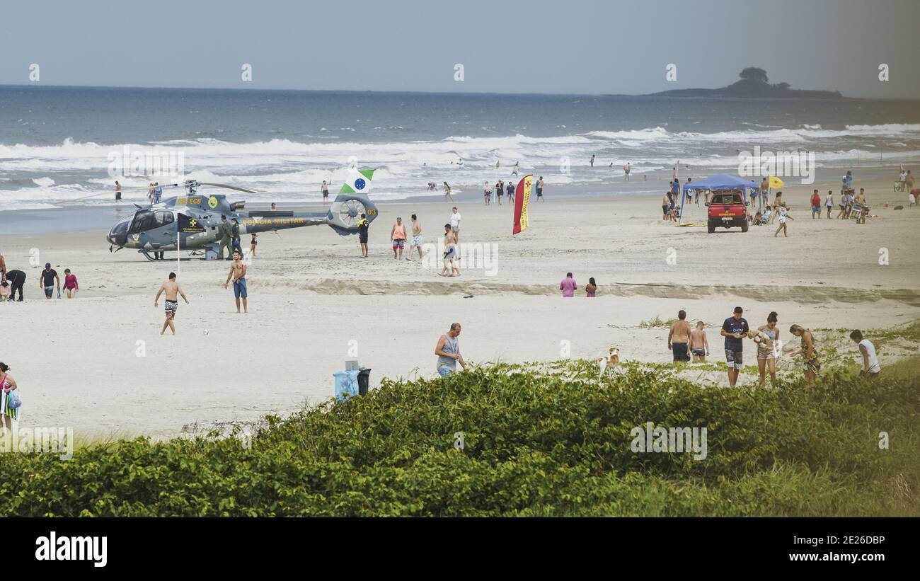 Guaratuba, Parana/Brasilien - Dezember 24 2020: Ein Rettungshubschrauber landete für eine Notfallversorgung am Strand. Sanitäter rannten zur Szene. Stockfoto