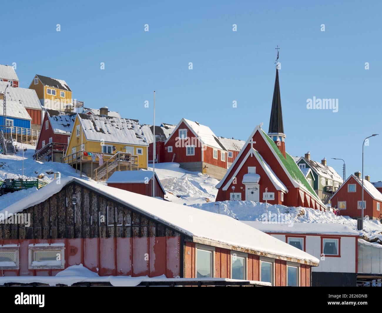 Die neue Kirche. Winter in der Stadt Upernavik im Norden Grönlands am Ufer der Baffin Bay. Amerika, Dänemark, Grönland Stockfoto