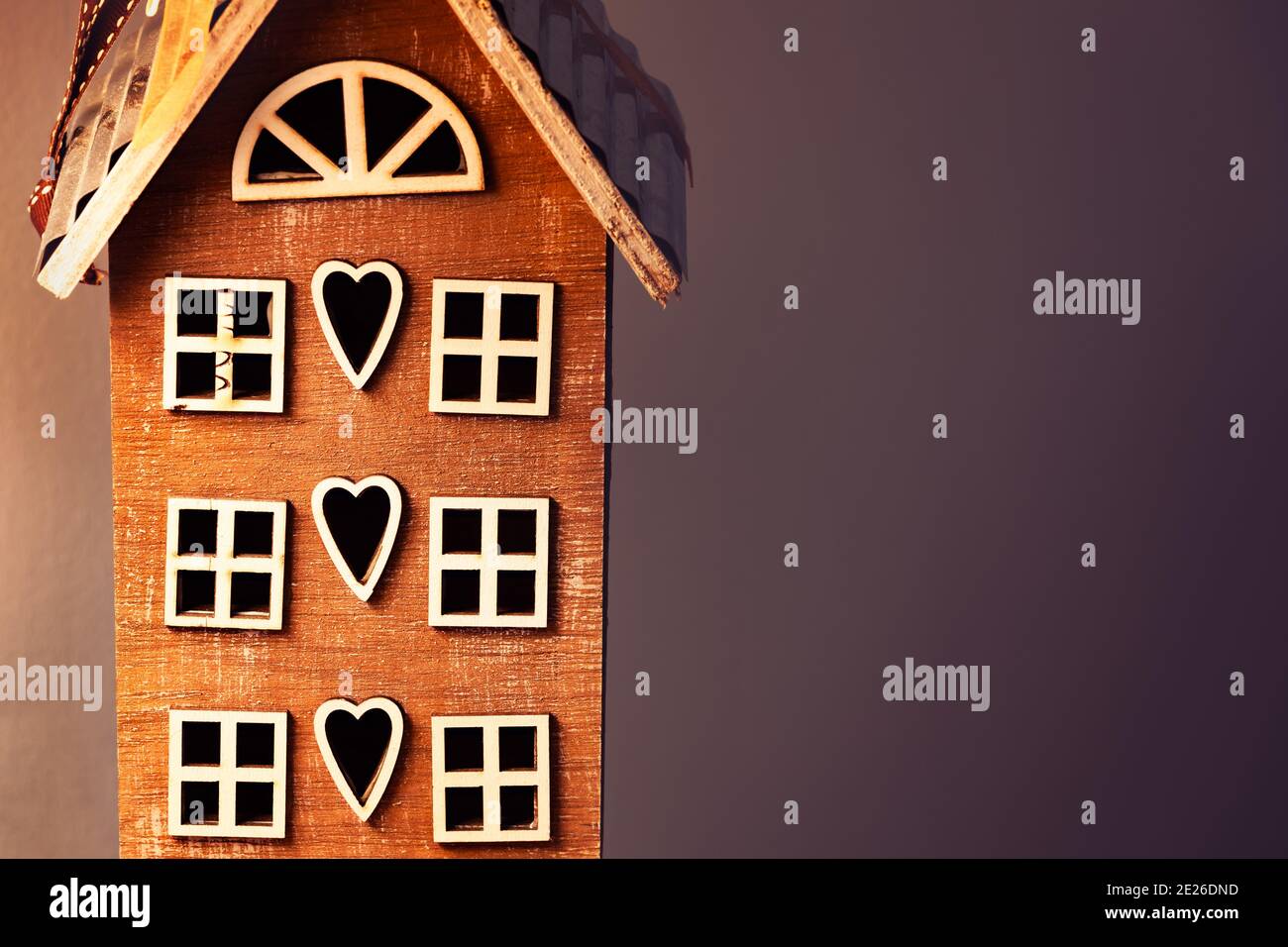 Nordisches Stadthaus Weihnachtsschmuck, mit einem grau/lila Hintergrund Stockfoto