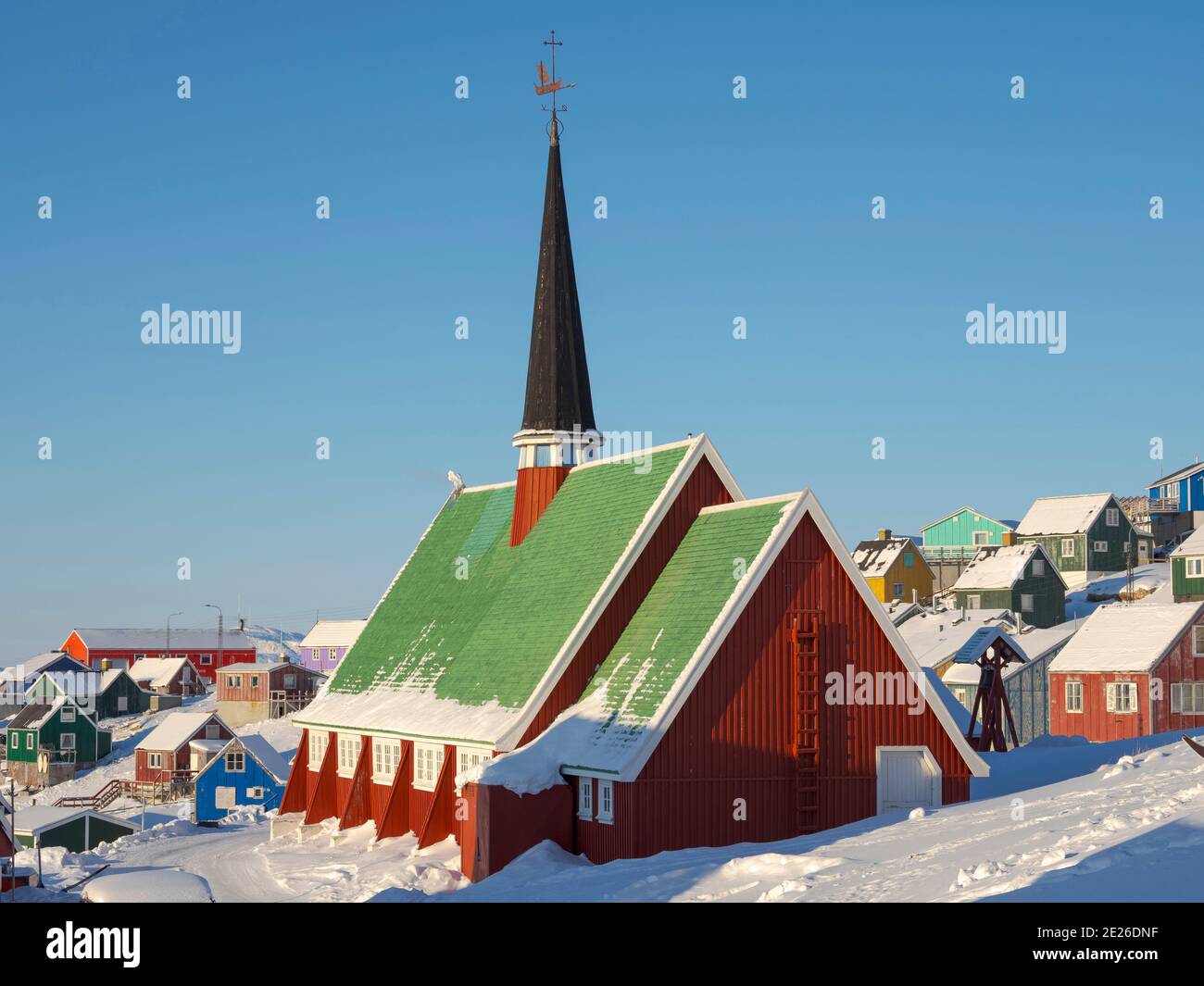 Die neue Kirche. Winter in der Stadt Upernavik im Norden Grönlands am Ufer der Baffin Bay. Amerika, Dänemark, Grönland Stockfoto