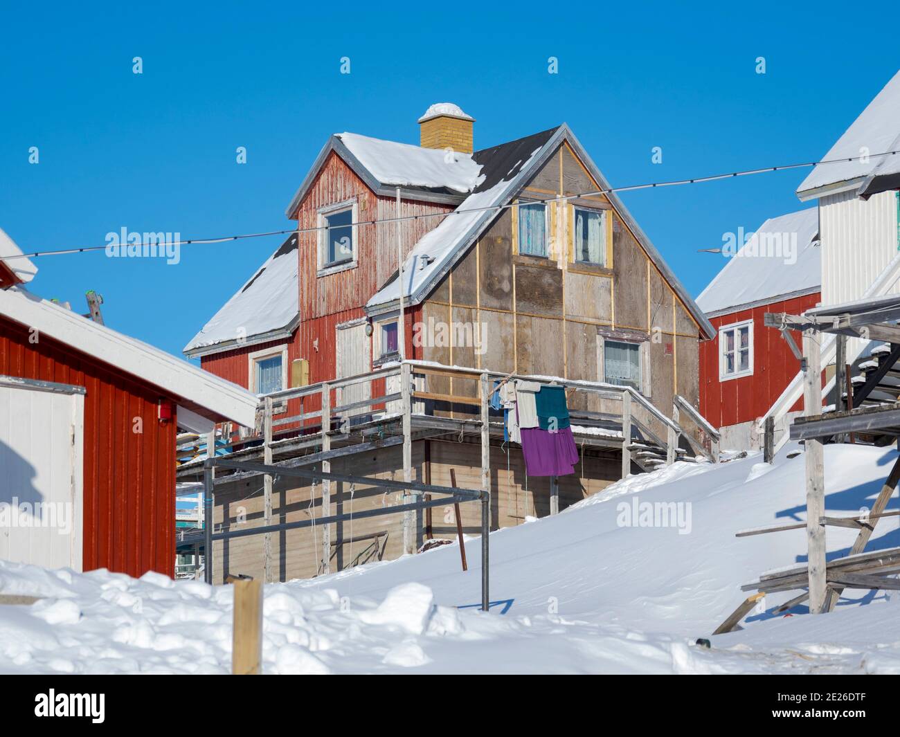 Winter in der Stadt Upernavik im Norden Grönlands am Ufer der Baffin Bay. Amerika, Dänemark, Grönland Stockfoto