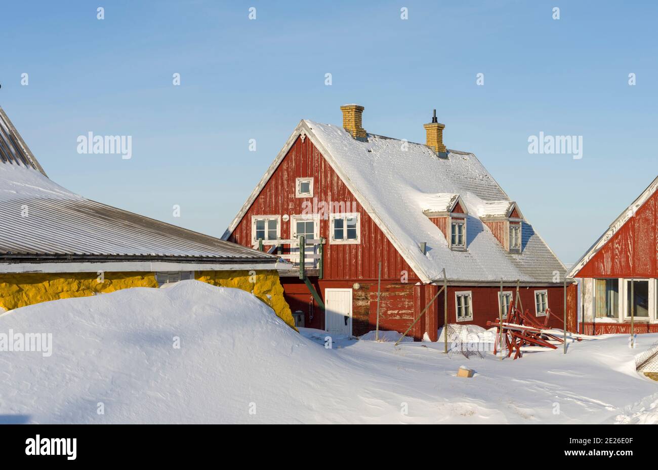 Das Museum befindet sich in Gebäuden aus der Gründung der Kolonie. Winter in der Stadt Upernavik im Norden Grönlands am Ufer von Baffi Stockfoto