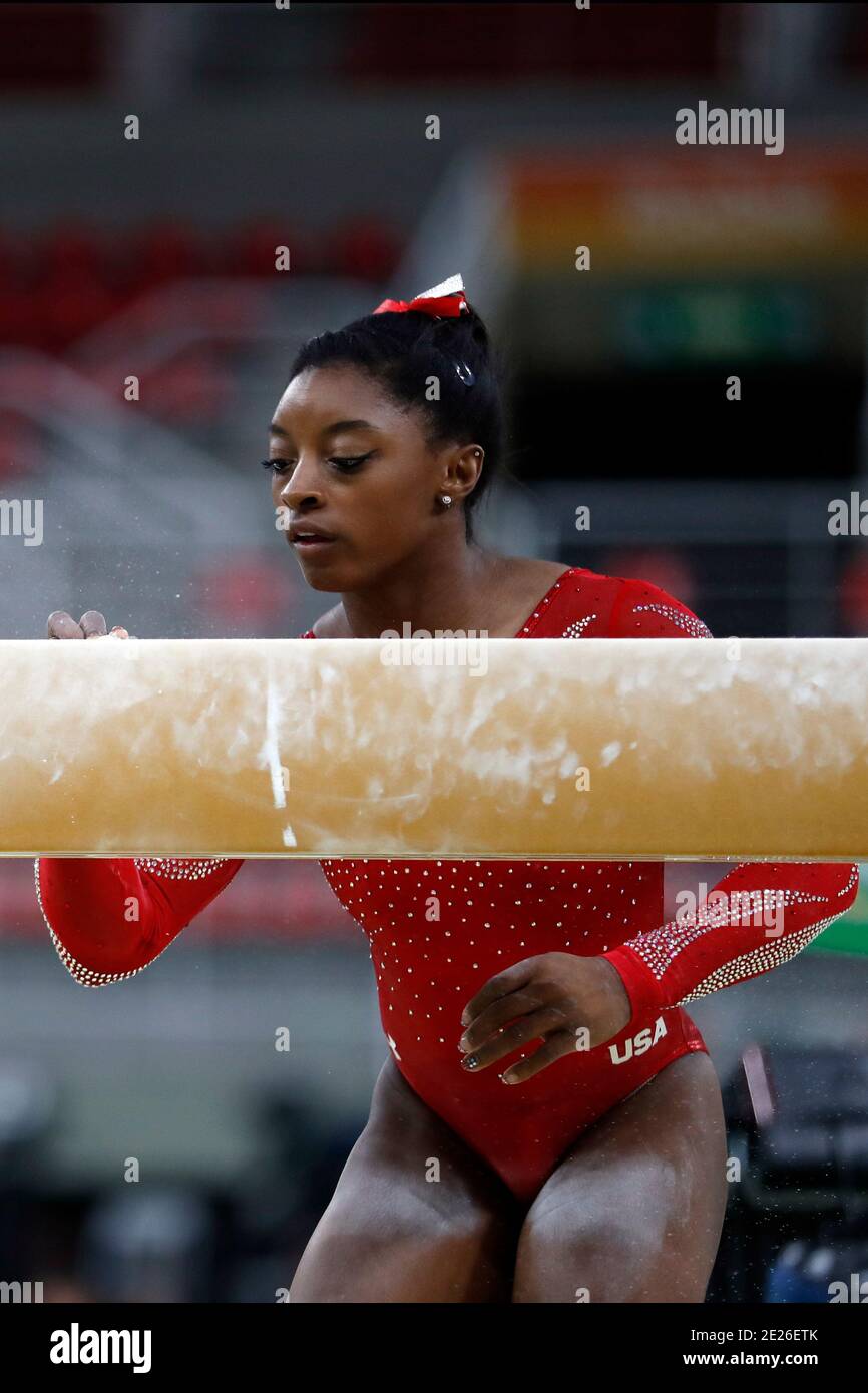 Simone Biles bei den Olympischen Sommerspielen 2016 in Rio Kunstturnen. Athlet des Teams USA führt ein Training vor dem Medaillenwettbewerb durch Stockfoto