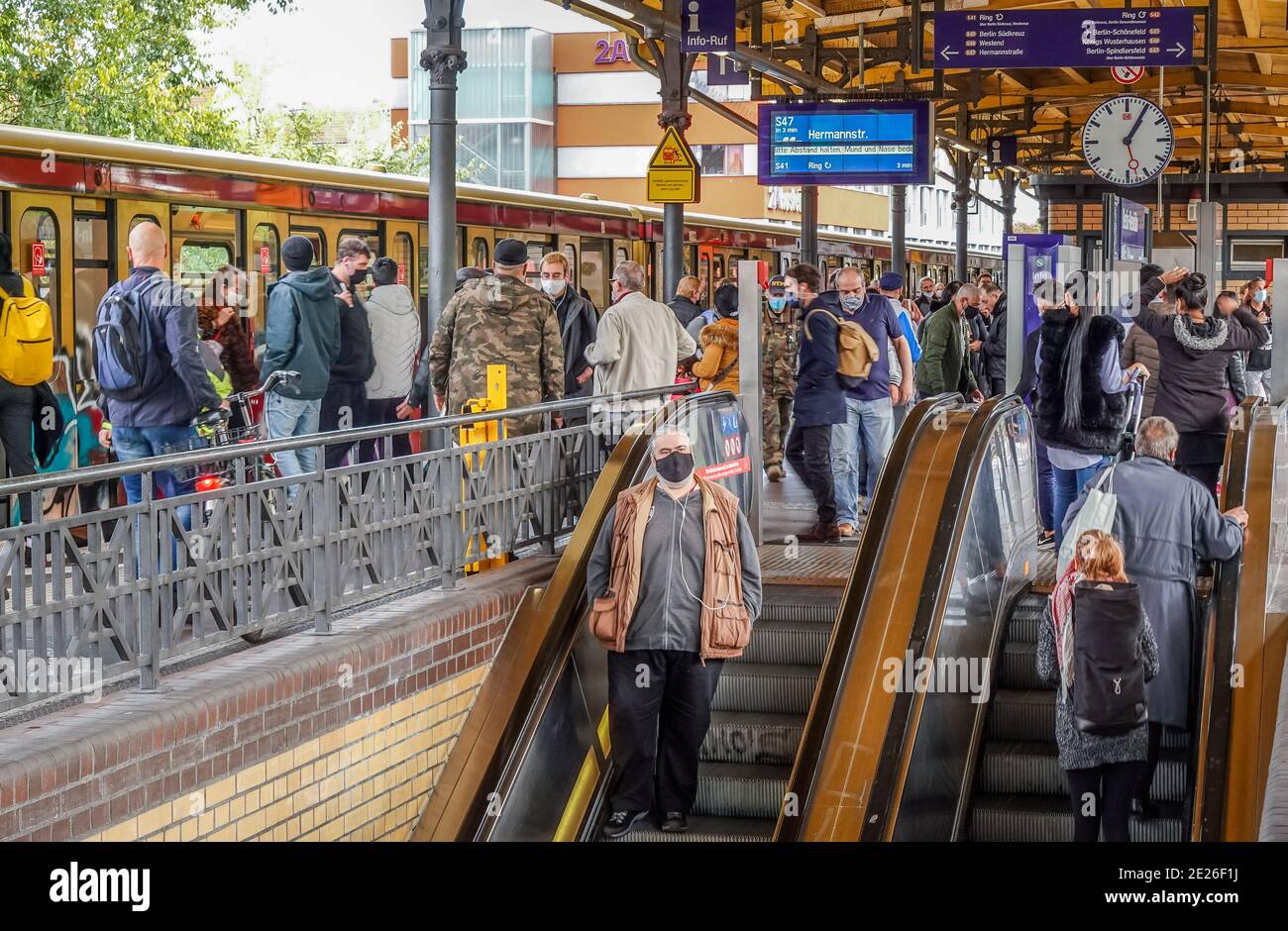 22.10.2020. S-Bahnhof Neukölln. Hotspot zu Corona Zeiten. Neukölln, Berlin, Deutschland - kein Model Release. Stockfoto