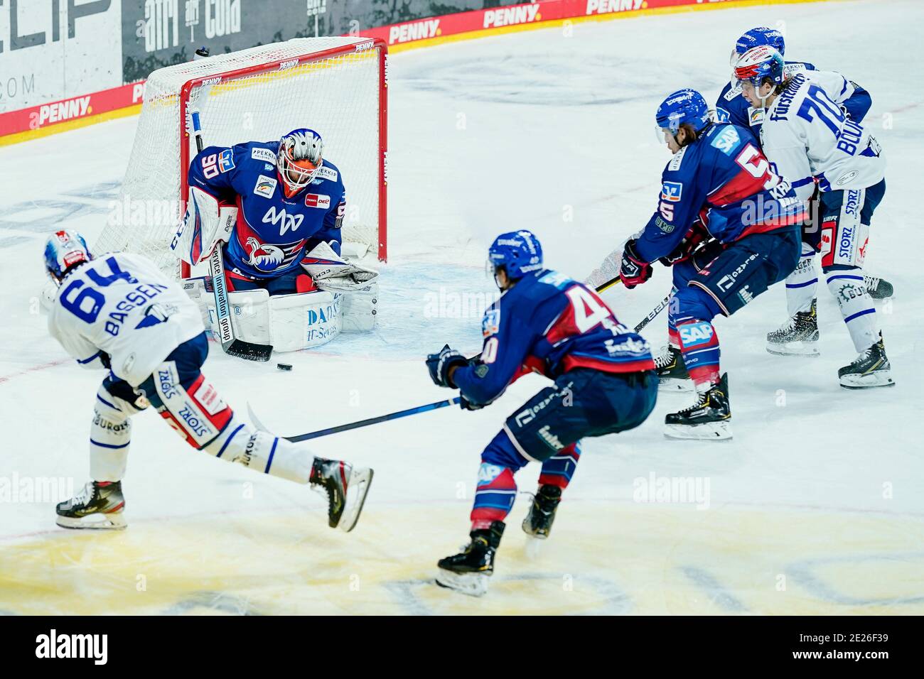 Mannheim, Deutschland. Januar 2021. Eishockey: DEL, Adler Mannheim - Schwenninger Wild Wings, Hauptrunde, Matchday 8, SAP Arena. Schwenningens Boaz Bassen (l) scheitert gegen Mannheimer Torwart Felix Brückmann (2.f.l). Quelle: Uwe Anspach/dpa/Alamy Live News Stockfoto