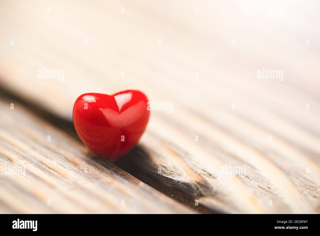 Valentinstag Hintergrund mit Herzen. Rotes Herz auf altem Holz. Urlaubskarte mit Kopierplatz. Stockfoto