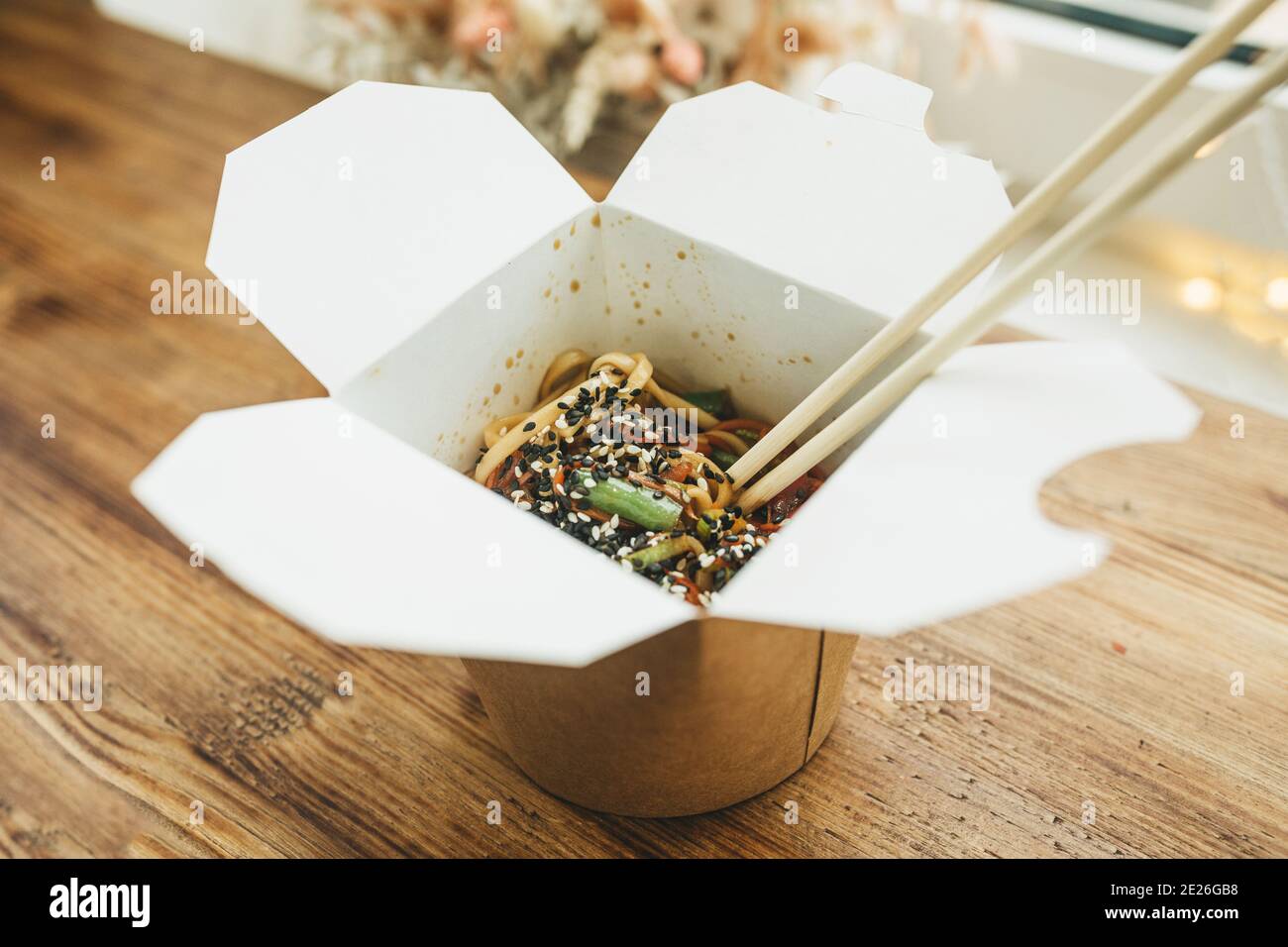 Nahaufnahme asiatischer Speisen - Nudeln in einer Schachtel. Essen zum Mitnehmen. Stockfoto