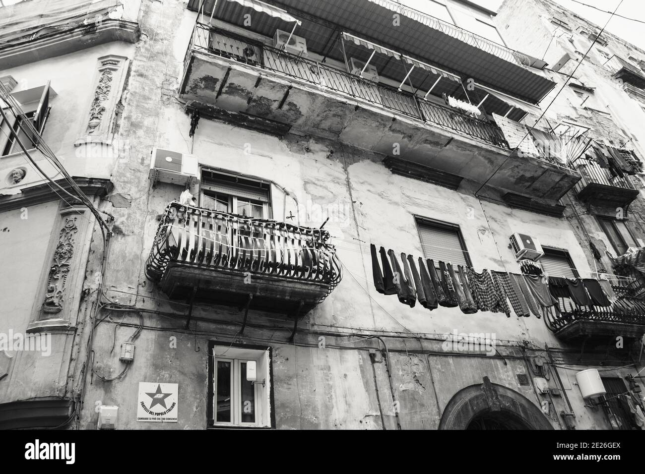 NEAPEL, ITALIEN - 15. DEZEMBER 2019: Enge Straßen in der Innenstadt in Rione Sanita Nachbarschaft in Neapel Stella Viertel mit hängenden bunten Wäsche, t Stockfoto