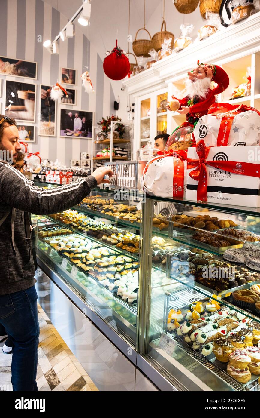 Neapel Italien 15 Dezember 2019 Mann Beim Kauf In Der Beruhmten Poppella Konditorei Bekannt Fur Seine Traditionelle Sfogliatella Fiocco Di Neve Schneeflocke Brioc Stockfotografie Alamy