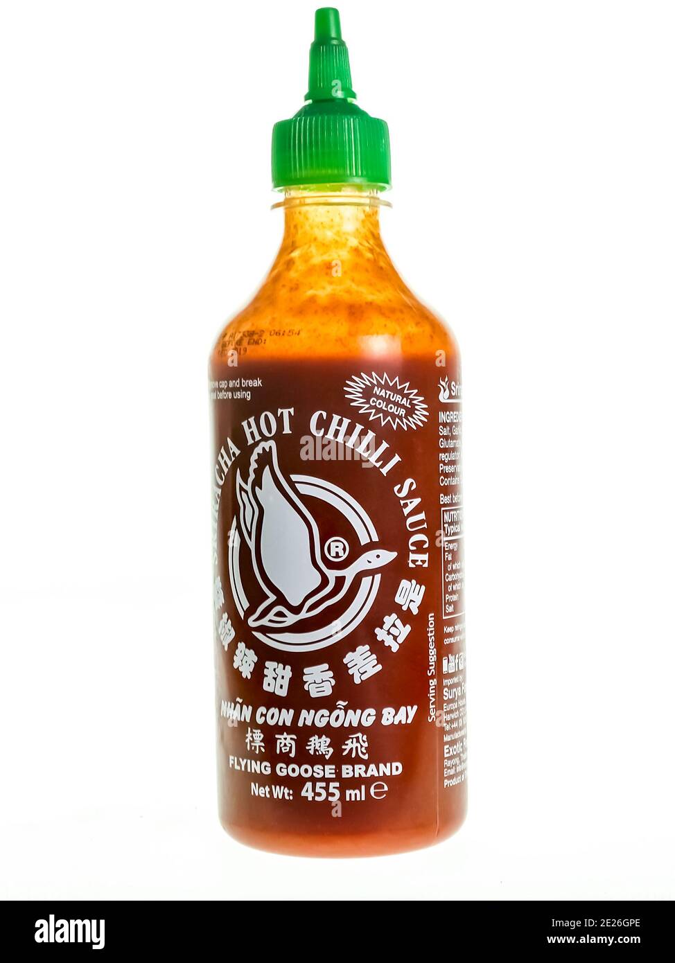 Norwich, Norfolk, Großbritannien – Dezember 20 2020. Ein illustratives Foto einer Plastikflasche mit thailändischer Sriracha Chili-Sauce auf einem schlichten weißen Hintergrund Stockfoto