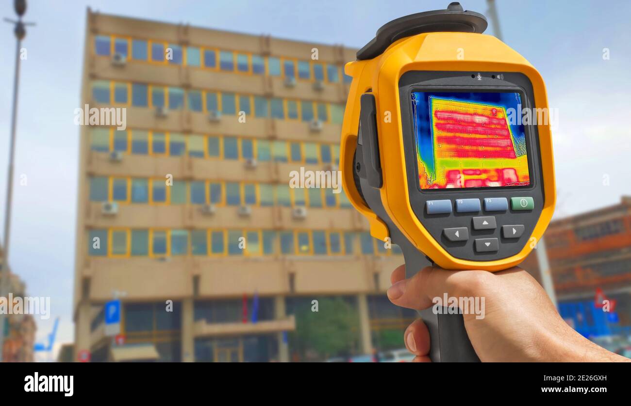 Aufzeichnung des Wärmeverlustes außerhalb des Gebäudes mit Infrarot-Thermokamera Stockfoto